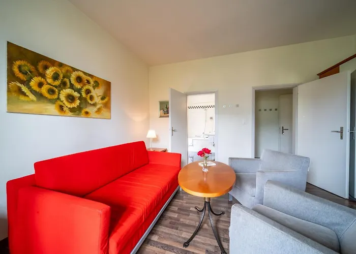 By La Perla Πανσιόν Ασκόνα