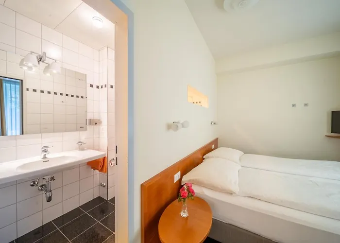 By La Perla Πανσιόν Ασκόνα